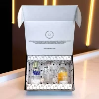 Caja premium de vodkas en mini botellas: Crystal Head, Absolut Original y Absolut Mandarin. Incluye tarjeta – Caja personalizada con nombres y logos – 78 Grados Deluxe