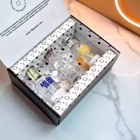 Caja premium de vodkas en mini botellas: Crystal Head, Absolut Original y Absolut Mandarin. Incluye tarjeta – Caja personalizada con nombres y logos – 78 Grados Deluxe