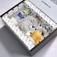 Caja premium de vodkas en mini botellas: Crystal Head, Absolut Original y Absolut Mandarin. Incluye tarjeta – Caja personalizada con nombres y logos – 78 Grados Deluxe