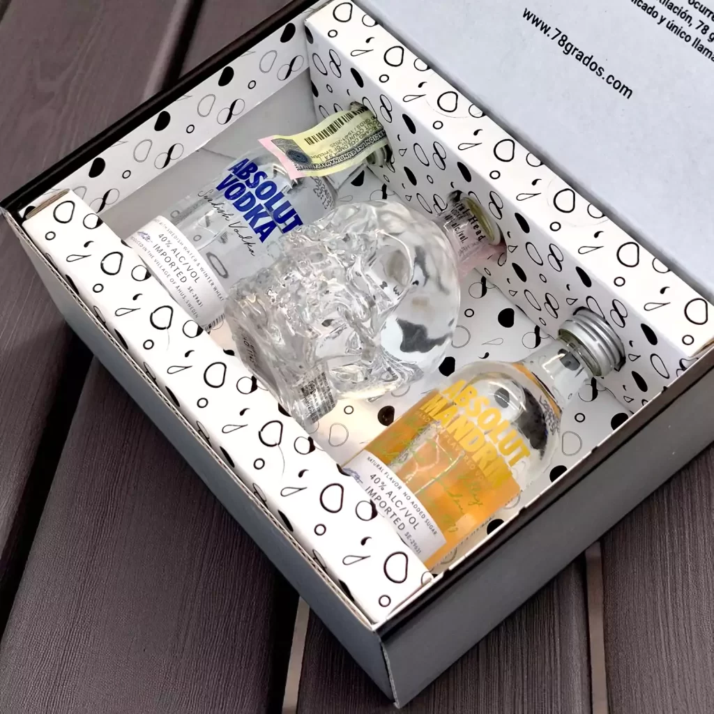 Caja premium de vodkas en mini botellas: Crystal Head, Absolut Original y Absolut Mandarin. Incluye tarjeta - Caja personalizada con nombres y logos - 78 Grados Deluxe