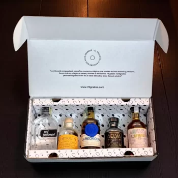 Caja con mini botellas de licores 100 % colombianos. Incluye ron, aguardiente, ginebra, crema y más. Regalo premium ideal para turistas o extranjeros - 78 Grados Deluxe
