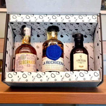 Caja premium con mini botellas de ron: La Hechicera, Gobernador 12 años y Abuelo 12 años. Un regalo exclusivo para amantes del ron, con tarjeta personalizada - 78 Grados Deluxe
