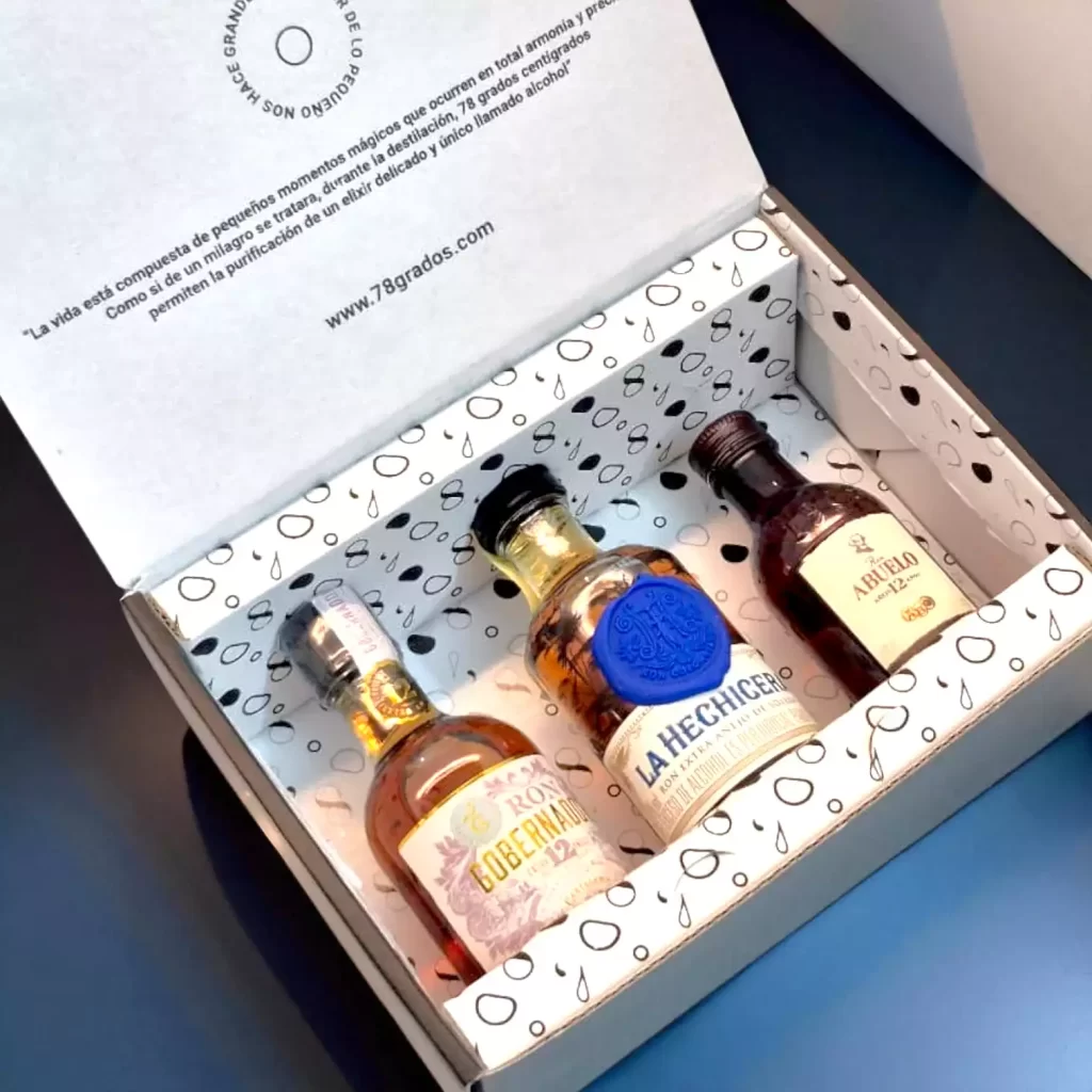 Caja premium con mini botellas de ron: La Hechicera, Gobernador 12 años y Abuelo 12 años. Un regalo exclusivo para amantes del ron, con tarjeta personalizada - 78 Grados Deluxe