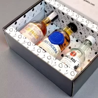 Estuche premium con mini botellas de ron: La Hechicera, Gobernador 12 años y Bacardí. Incluye tarjeta personalizada y opción de nombre en vinilo – 78 Grados Deluxe