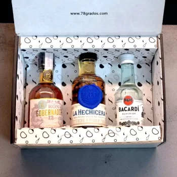 Estuche premium con mini botellas de ron: La Hechicera, Gobernador 12 años y Bacardí. Incluye tarjeta personalizada y opción de nombre en vinilo - 78 Grados Deluxe