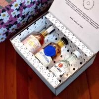 Estuche premium con mini botellas de ron: La Hechicera, Gobernador 12 años y Bacardí. Incluye tarjeta personalizada y opción de nombre en vinilo – 78 Grados Deluxe