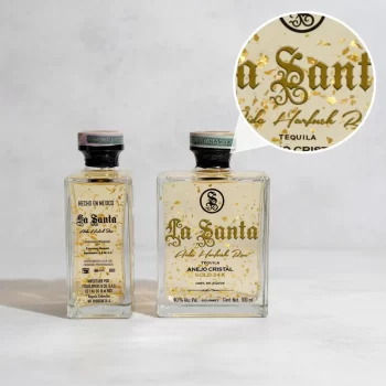 Mini botella de Tequila La Santa Añejo Cristalino Gold 24K (50 ml). Un detalle premium con hojuelas de oro real, ideal para regalos, coleccionistas y amantes del tequila - 78 Grados Deluxe