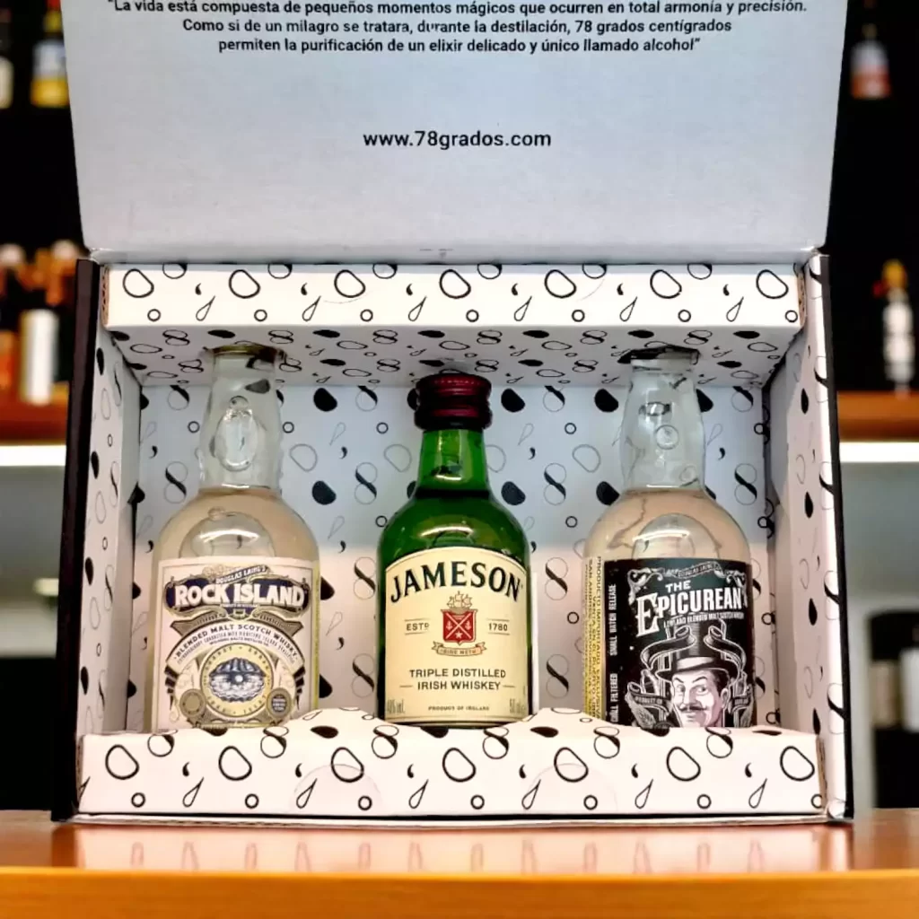 Descubre el estuche premium con mini botellas de whisky Rock Island, The Epicurean y Jameson. Regalo elegante y exclusivo para amantes del whisky - 78 Grados Deluxe