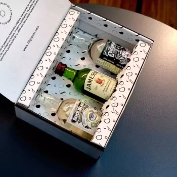 Descubre el estuche premium con mini botellas de whisky Rock Island, The Epicurean y Jameson. Regalo elegante y exclusivo para amantes del whisky - 78 Grados Deluxe
