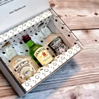 Descubre el estuche premium con mini botellas de whisky Rock Island, The Epicurean y Jameson. Regalo elegante y exclusivo para amantes del whisky – 78 Grados Deluxe