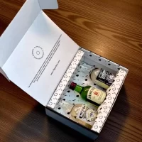 Descubre el estuche premium con mini botellas de whisky Rock Island, The Epicurean y Jameson. Regalo elegante y exclusivo para amantes del whisky – 78 Grados Deluxe