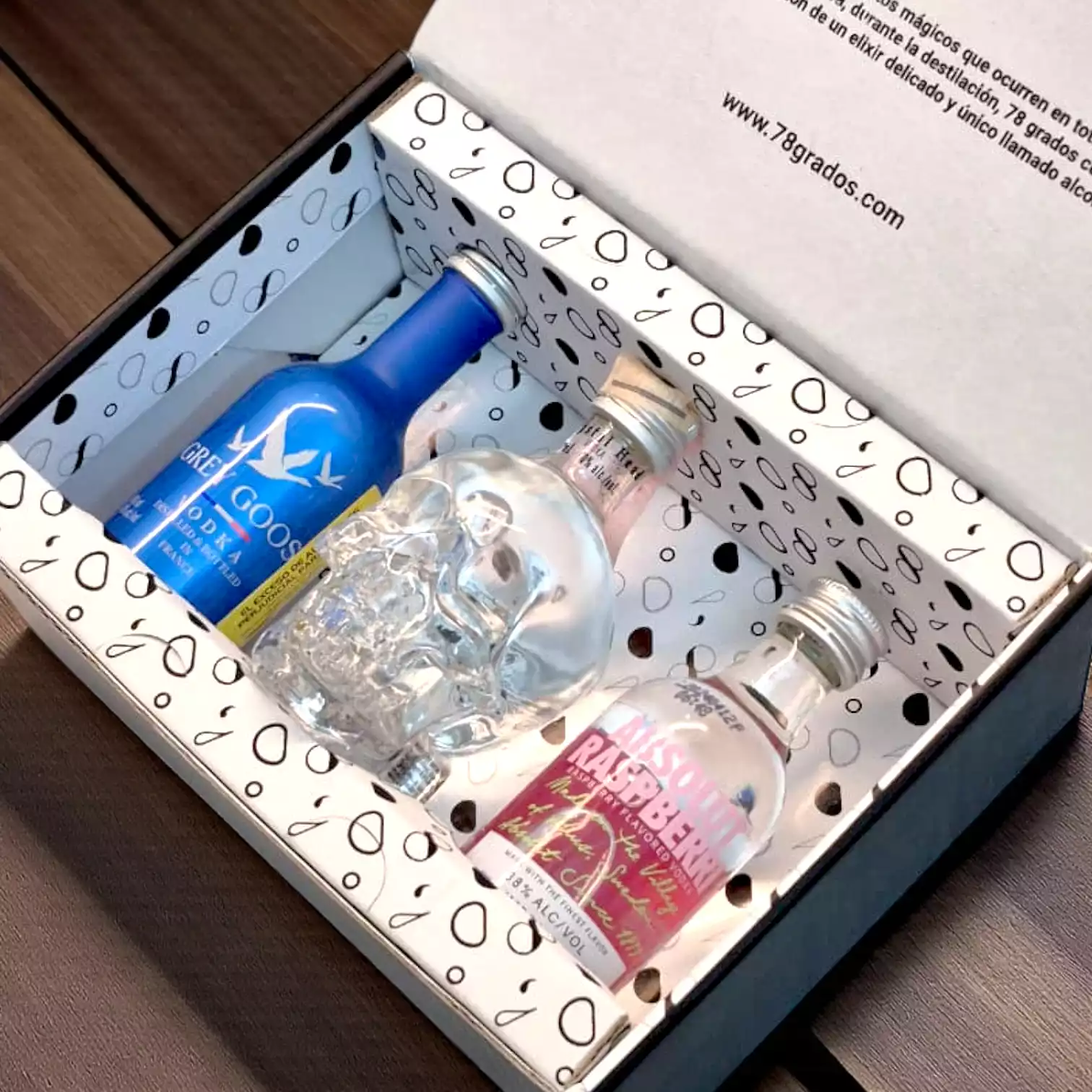 Descubre el estuche premium con mini botellas de vodka Crystal Head, Grey Goose y Absolut Raspberri. Regalo elegante y moderno para amantes del vodka - 78 Grados Deluxe Descubre el estuche premium con mini botellas de vodka Crystal Head, Grey Goose y Absolut Raspberri. Regalo elegante y moderno para amantes del vodka - 78 Grados Deluxe