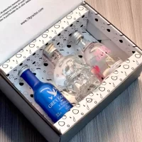 Descubre el estuche premium con mini botellas de vodka Crystal Head, Grey Goose y Absolut Raspberri. Regalo elegante y moderno para amantes del vodka – 78 Grados Deluxe