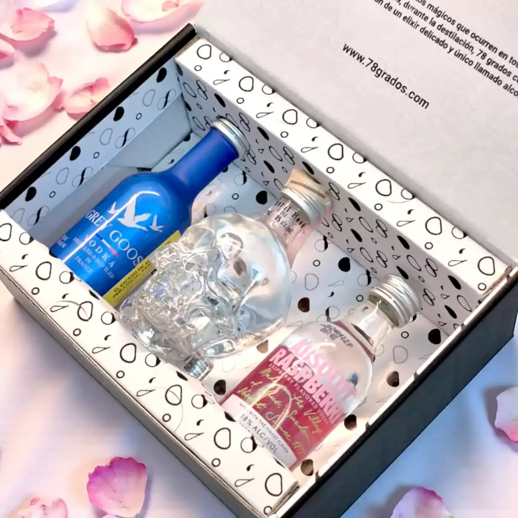 Descubre el estuche premium con mini botellas de vodka Crystal Head, Grey Goose y Absolut Raspberri. Regalo elegante y moderno para amantes del vodka - 78 Grados Deluxe