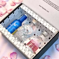 Descubre el estuche premium con mini botellas de vodka Crystal Head, Grey Goose y Absolut Raspberri. Regalo elegante y moderno para amantes del vodka – 78 Grados Deluxe