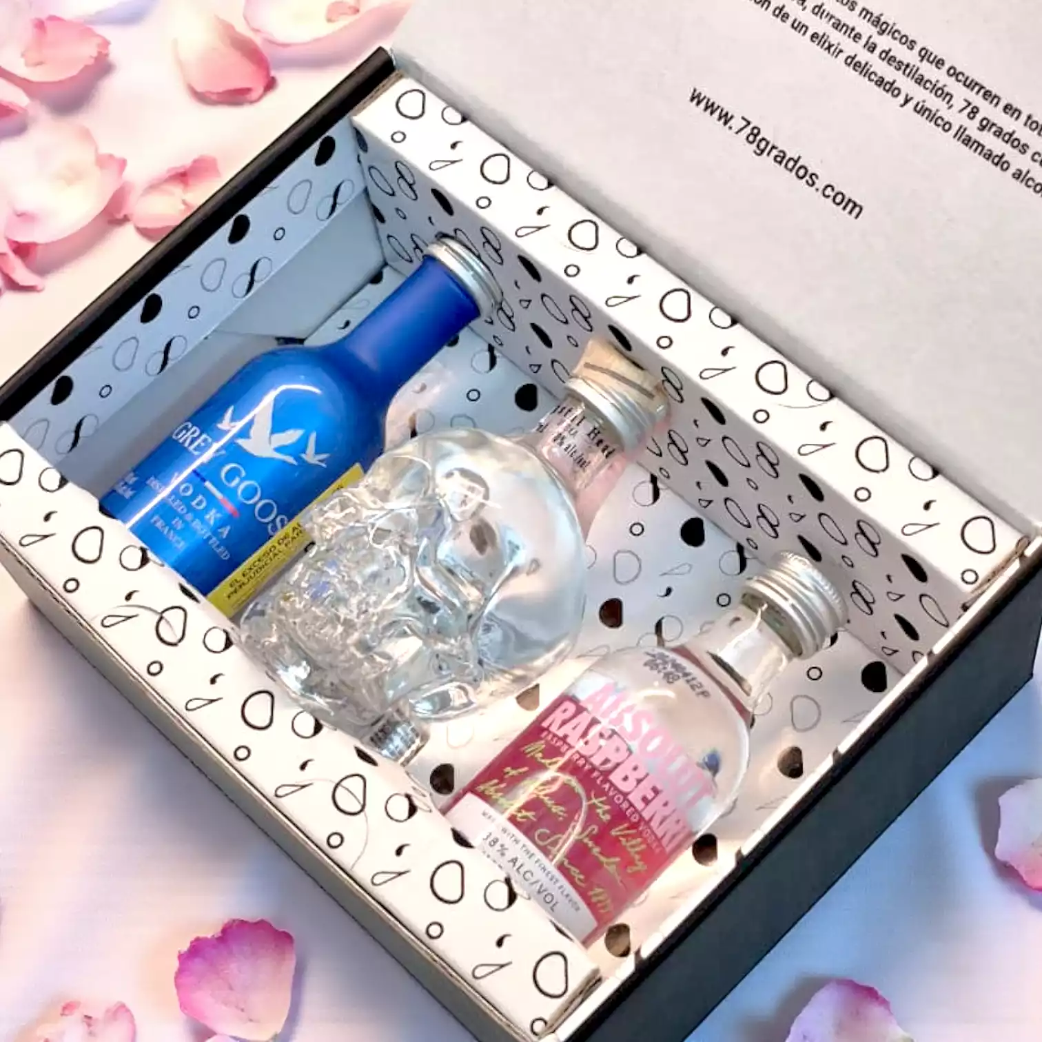 Descubre el estuche premium con mini botellas de vodka Crystal Head, Grey Goose y Absolut Raspberri. Regalo elegante y moderno para amantes del vodka - 78 Grados Deluxe