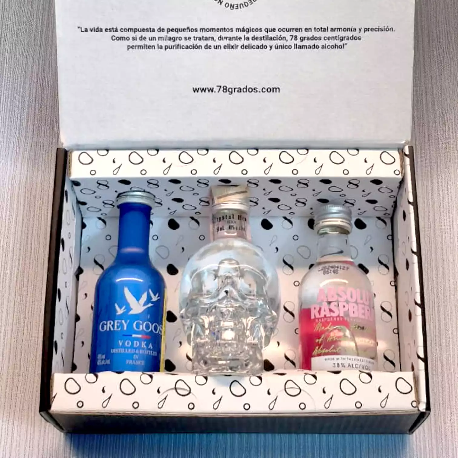 Descubre el estuche premium con mini botellas de vodka Crystal Head, Grey Goose y Absolut Raspberri. Regalo elegante y moderno para amantes del vodka - 78 Grados Deluxe Descubre el estuche premium con mini botellas de vodka Crystal Head, Grey Goose y Absolut Raspberri. Regalo elegante y moderno para amantes del vodka - 78 Grados Deluxe