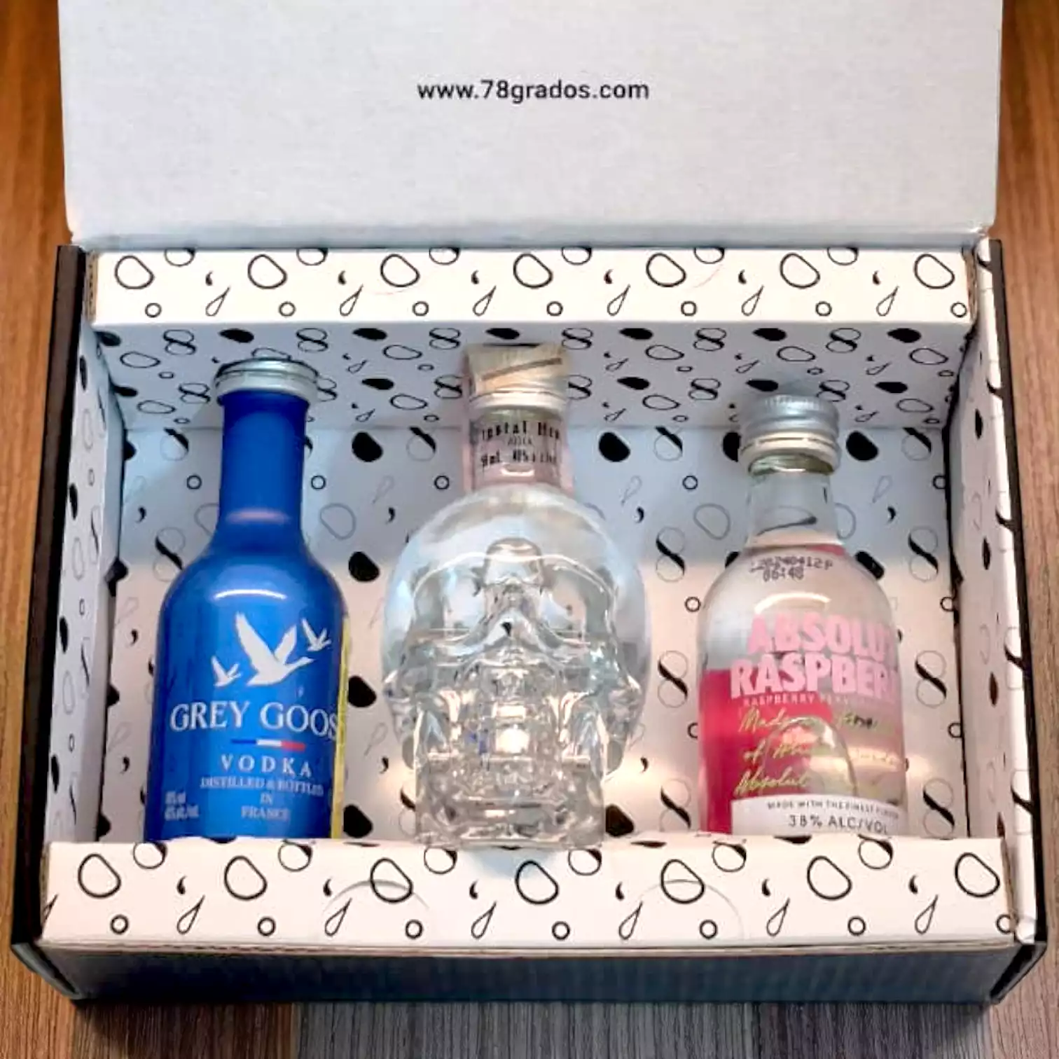 Descubre el estuche premium con mini botellas de vodka Crystal Head, Grey Goose y Absolut Raspberri. Regalo elegante y moderno para amantes del vodka - 78 Grados Deluxe Descubre el estuche premium con mini botellas de vodka Crystal Head, Grey Goose y Absolut Raspberri. Regalo elegante y moderno para amantes del vodka - 78 Grados Deluxe