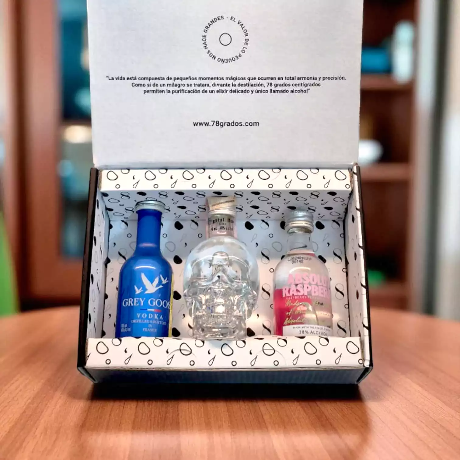 Descubre el estuche premium con mini botellas de vodka Crystal Head, Grey Goose y Absolut Raspberri. Regalo elegante y moderno para amantes del vodka - 78 Grados Deluxe Descubre el estuche premium con mini botellas de vodka Crystal Head, Grey Goose y Absolut Raspberri. Regalo elegante y moderno para amantes del vodka - 78 Grados Deluxe