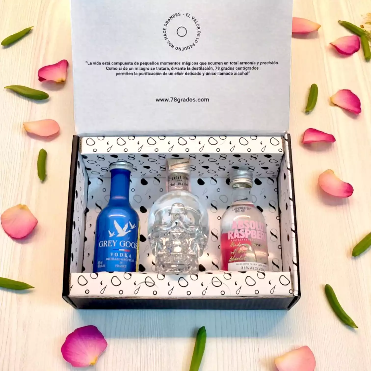 Descubre el estuche premium con mini botellas de vodka Crystal Head, Grey Goose y Absolut Raspberri. Regalo elegante y moderno para amantes del vodka - 78 Grados Deluxe Descubre el estuche premium con mini botellas de vodka Crystal Head, Grey Goose y Absolut Raspberri. Regalo elegante y moderno para amantes del vodka - 78 Grados Deluxe