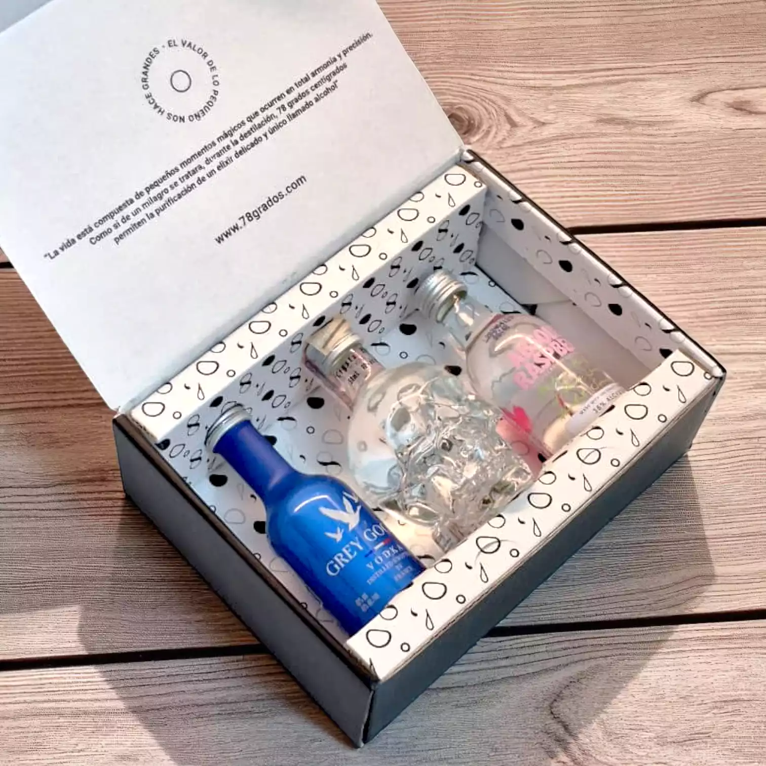 Descubre el estuche premium con mini botellas de vodka Crystal Head, Grey Goose y Absolut Raspberri. Regalo elegante y moderno para amantes del vodka - 78 Grados Deluxe Descubre el estuche premium con mini botellas de vodka Crystal Head, Grey Goose y Absolut Raspberri. Regalo elegante y moderno para amantes del vodka - 78 Grados Deluxe