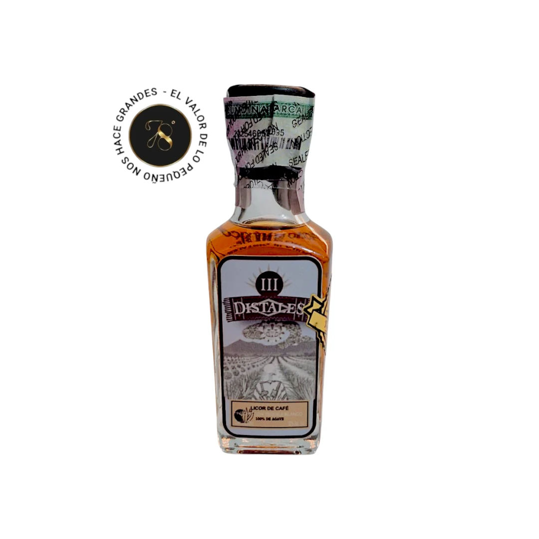 El Tequila Distales de 50mL es una bebida que combina la categoría del licor de café con la base de tequila, integrando así dos grandes tradicionales mexicanas: el café tostado y el destilado de agave. Es una propuesta sofisticada que fusiona el sabor intenso y aromático del café con la base destilada del tequila. De color oscuro, aroma profundo y sabor envolvente, resulta una opción perfecta para degustar solo, con hielo o como parte de un cóctel de café. Su versatilidad en coctelería y sobremesa lo convierte en una bebida destacada para quienes valoran el sabor del café y la autenticidad del agave.