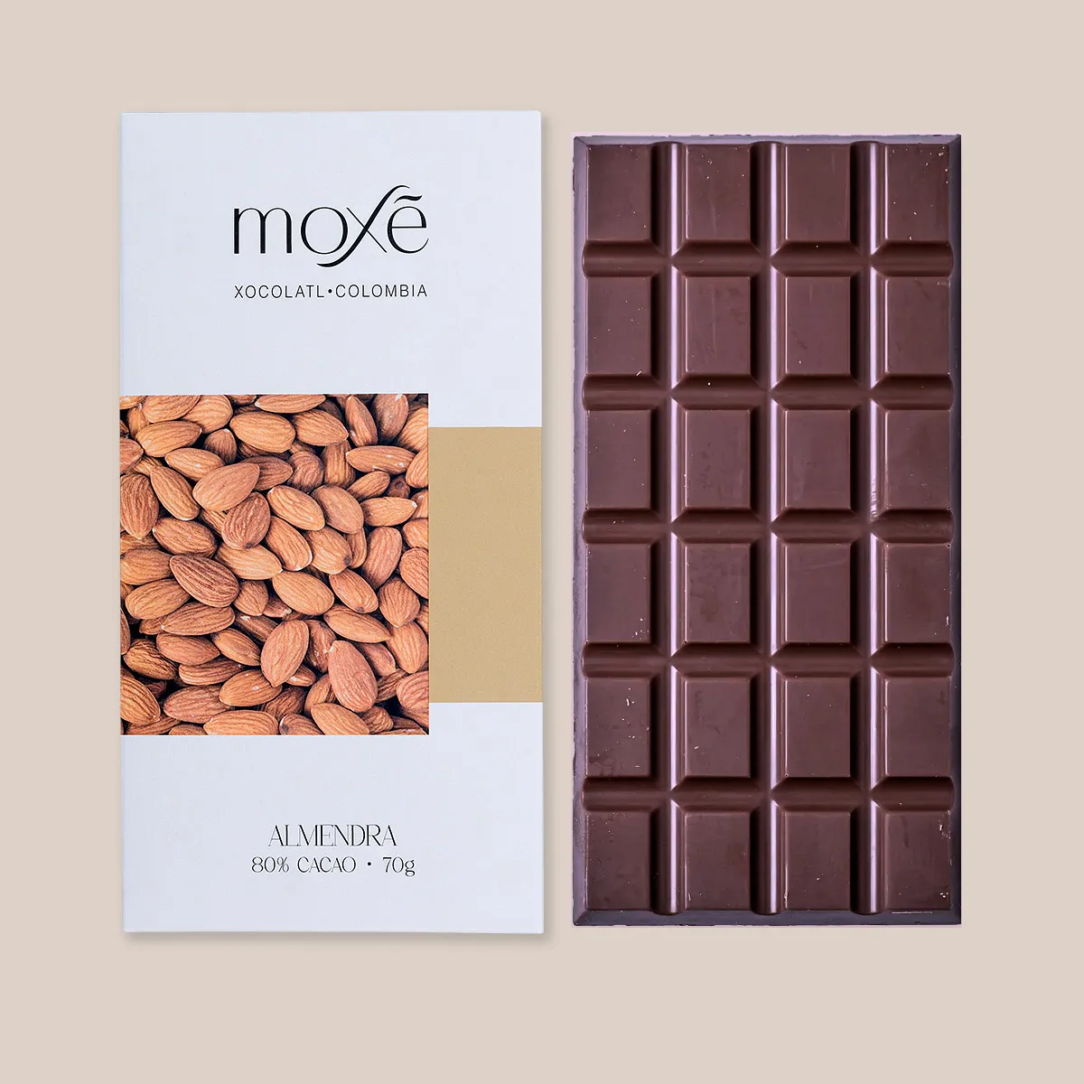 Descubre la tableta artesanal de chocolate premium con almendras. Una fusión perfecta entre cacao fino de Colombia y almendras premium, elaborada de forma artesanal para los amantes del buen chocolate.