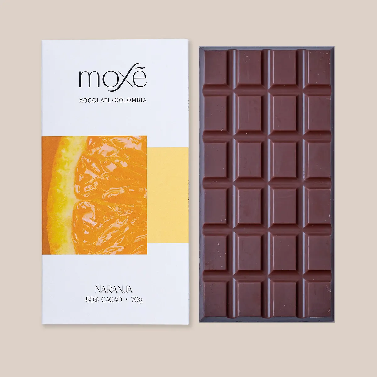Descubre la tableta artesanal de chocolate premium con naranja que combina un 80 % de cacao fino de aroma proveniente de Colombia con trozos de naranja deshidratada orgánica. Un equilibrio perfecto entre intensidad y vivacidad para los amantes del chocolate gourmet.