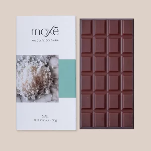 Descubre la tableta artesanal de chocolate premium con sal utiliza cacao fino de aroma colombiano con una concentración del 80 %, lo que le confiere un sabor profundo y auténtico. Su perfil se completa con la adición de flor de sal orgánica, que potencia las notas y aporta un contraste salado‑dulce elegante y moderno.