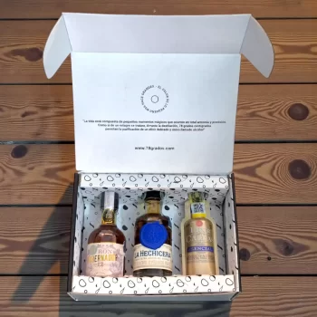 Estuche premium con mini botellas de ron colombiano. Un regalo ideal para turistas y amantes del ron. Ron La Hechicera, Ron Gobernador, Ron Viejo de Caldas