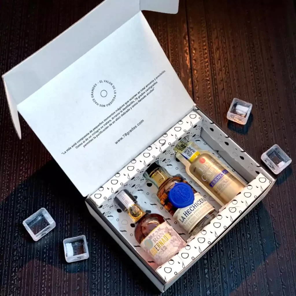 Estuche premium con mini botellas de ron colombiano. Un regalo ideal para turistas y amantes del ron. Ron La Hechicera, Ron Gobernador, Ron Viejo de Caldas