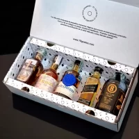 Regalos para hombres con licor – Black Essence es un estuche premium con mini botellas de Black Label, Ron La Hechicera, Ron Gobernador, Tequila Distales y Coffee 8 licor de café. Un regalo elegante de estética negra – 78 Grados Deluxe