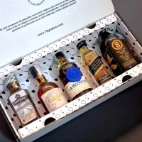 Regalos para hombres con licor – Black Essence es un estuche premium con mini botellas de Black Label, Ron La Hechicera, Ron Gobernador, Tequila Distales y Coffee 8 licor de café. Un regalo elegante de estética negra – 78 Grados Deluxe