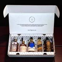 Regalos para hombres con licor – Black Essence es un estuche premium con mini botellas de Black Label, Ron La Hechicera, Ron Gobernador, Tequila Distales y Coffee 8 licor de café. Un regalo elegante de estética negra – 78 Grados Deluxe