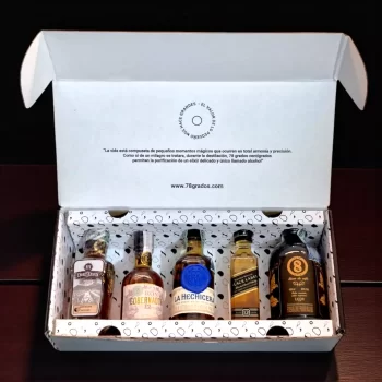 Black Essence es un estuche premium con mini botellas de Black Label, Ron La Hechicera, Ron Gobernador, Tequila Distales y Coffee 8 licor de café. Un regalo elegante de estética negra - 78 Grados Deluxe