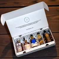 Regalos para hombres con licor – Black Essence es un estuche premium con mini botellas de Black Label, Ron La Hechicera, Ron Gobernador, Tequila Distales y Coffee 8 licor de café. Un regalo elegante de estética negra – 78 Grados Deluxe