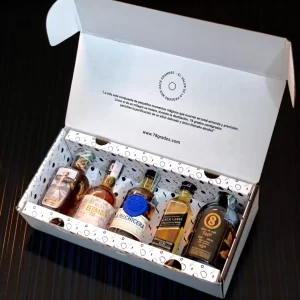 Regalos para hombres con licor - Black Essence es un estuche premium con mini botellas de Black Label, Ron La Hechicera, Ron Gobernador, Tequila Distales y Coffee 8 licor de café. Un regalo elegante de estética negra - 78 Grados Deluxe