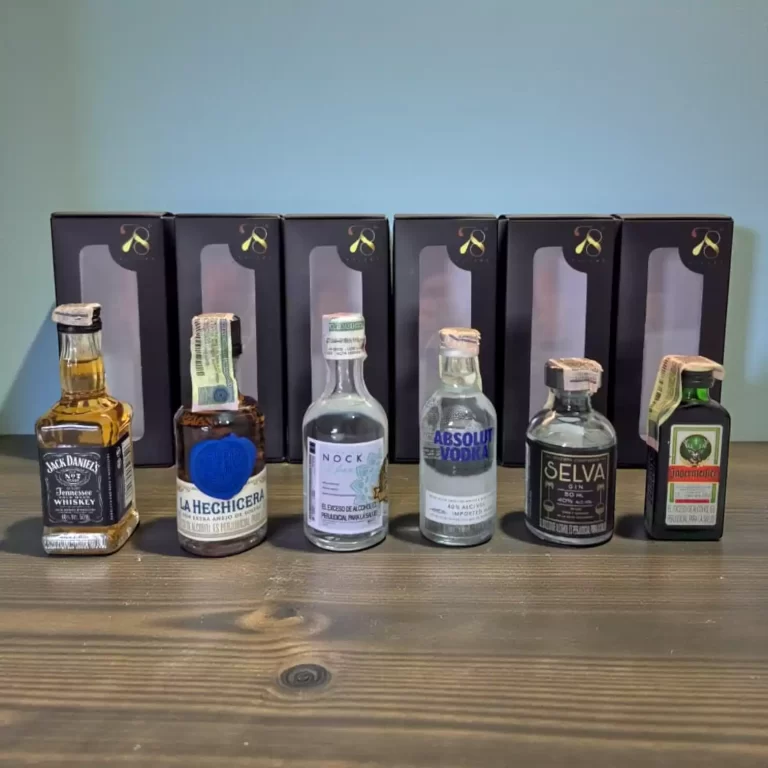 Combo con mini botellas de licor: Jack Daniels (50mL), Ron La Hechicera (50mL), Tequila Nock (50mL), Gin Selva (50mL), Jagermeister (50mL) - 78 Grados Deluxe