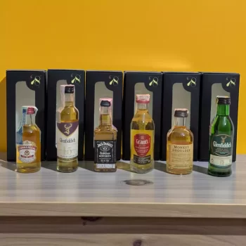 Combo con mini botellas de whiskys. Chivas Regal 12 o 13 años, Gelnfiddich 15 años, Jack Daniels, Grants, Monkey Shoulder, Gelnfiddich 12 años.