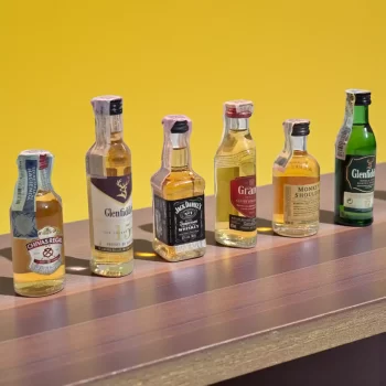 Combo con mini botellas de whiskys. Chivas Regal 12 o 13 años, Gelnfiddich 15 años, Jack Daniels, Grants, Monkey Shoulder, Gelnfiddich 12 años.