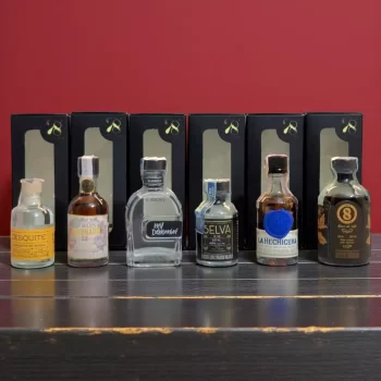 Combo con mini botellas Colombianas. Aguardiente Desquite (50mL), Ron Gobernador (50mL), Aguardiente Mil Demonios (50mL), Gin Selva (50mL), Ron La Hechicera (50mL), Coffee 8 Licor de Café (50mL).