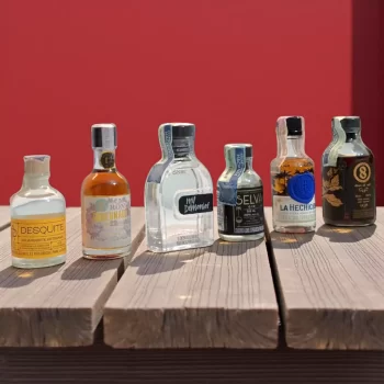 Combo con mini botellas Colombianas. Aguardiente Desquite (50mL), Ron Gobernador (50mL), Aguardiente Mil Demonios (50mL), Gin Selva (50mL), Ron La Hechicera (50mL), Coffee 8 Licor de Café (50mL).