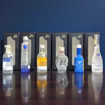 Combo con mini botellas de vodka. Absolut Vodka (50mL), Ciroc Vodka (50mL), Absolut Mandaron (50mL), Crystal Head (50mL), Grey Goose (50mL), Pravda Vodka (50mL).