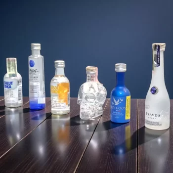 Combo con mini botellas de vodka. Absolut Vodka (50mL), Ciroc Vodka (50mL), Absolut Mandaron (50mL), Crystal Head (50mL), Grey Goose (50mL), Pravda Vodka (50mL).