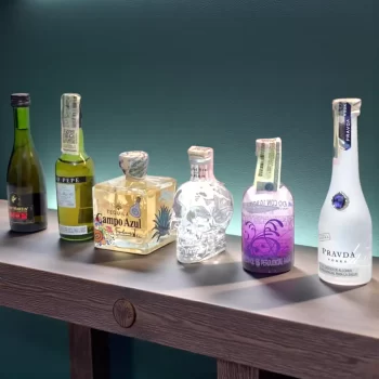 Combo con mini botellas de 50mL colección. Cocgnac Remy Martin, Jerez Tío Pepe, Tequila Campo Azul, Crystal Head Vodka, Akori Gin, Pravda Vodka