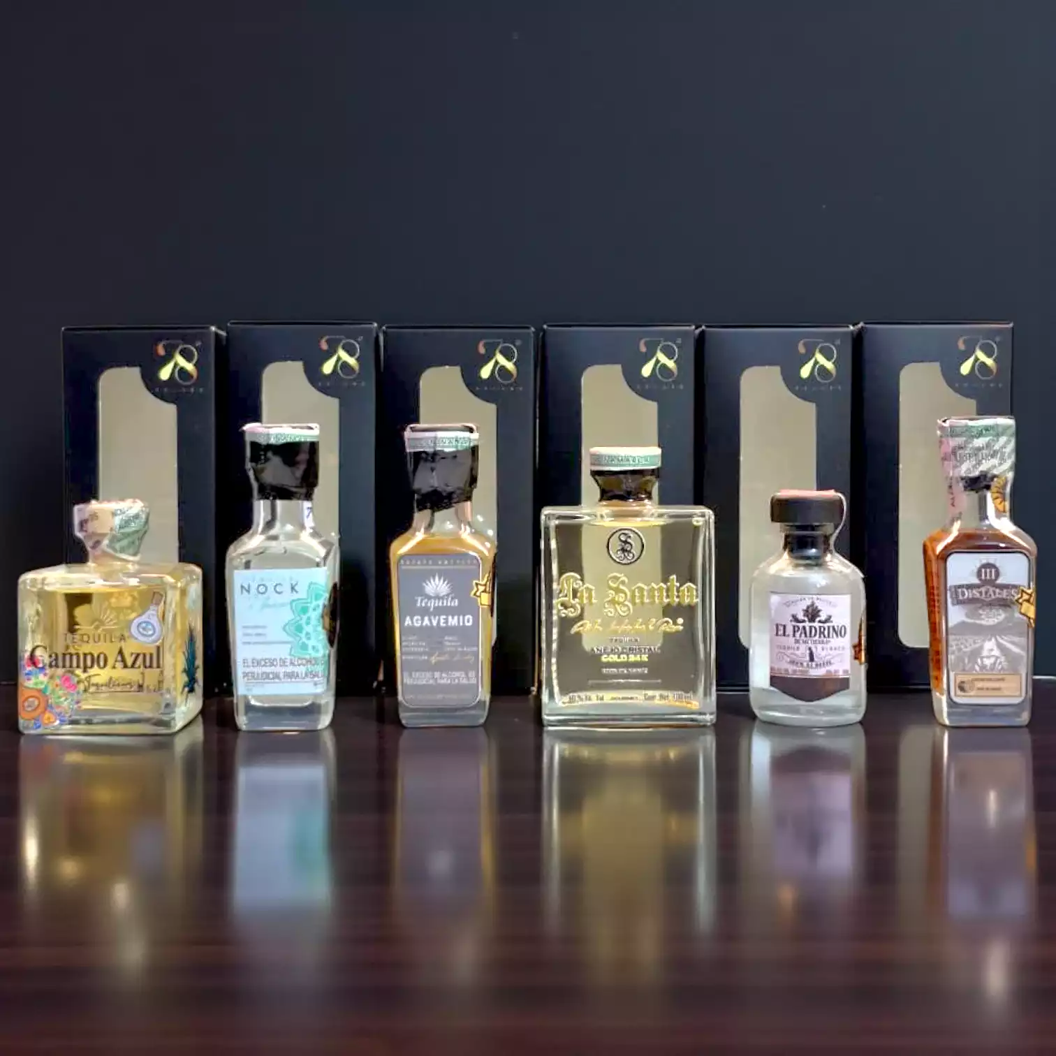 Combo con mini botellas de tequila. Campo Azul Selecto (50mL), Nock (50mL), Agavemio (50mL), La Santa con Oro 24k (50mL), El Padrino (50mL), Distales con Café (50mL).