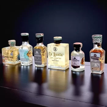 Combo con mini botellas de tequila. Campo Azul Selecto (50mL), Nock (50mL), Agavemio (50mL), La Santa con Oro 24k (50mL), El Padrino (50mL), Distales con Café (50mL).
