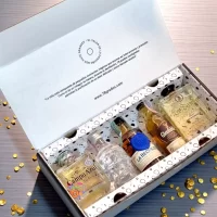 Kit tope de gama con mini botellas premium: Tequila Campo Azul, Vodka Crystal Head, Ron La Hechicera, Glenfiddich 18 años y Tequila La Santa con Oro 24K. Regalo de lujo absoluto. – 78 Grados Deluxe