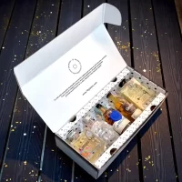Kit tope de gama con mini botellas premium: Tequila Campo Azul, Vodka Crystal Head, Ron La Hechicera, Glenfiddich 18 años y Tequila La Santa con Oro 24K. Regalo de lujo absoluto. – 78 Grados Deluxe