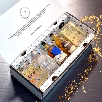 Kit tope de gama con mini botellas premium: Tequila Campo Azul, Vodka Crystal Head, Ron La Hechicera, Glenfiddich 18 años y Tequila La Santa con Oro 24K. Regalo de lujo absoluto. - 78 Grados Deluxe